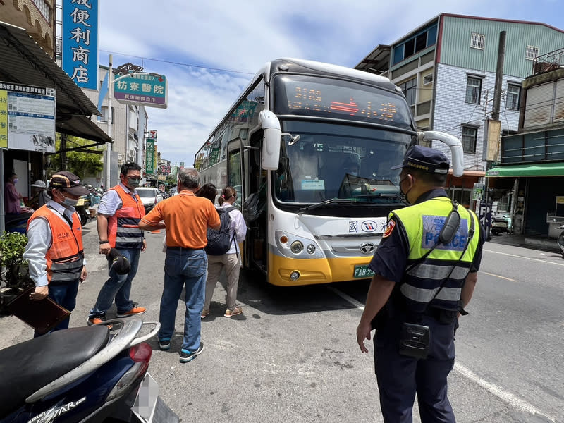 屏東監理站與警方稽查白牌車違規載客（2） 交通部公路局高雄區監理所屏東監理站與警方近日在 枋寮查獲白牌車違規載客情形，針對駕駛開罰，隨後 也協助搭車民眾轉乘客運前往恆春。 （屏東監理站提供）  中央社記者黃郁菁傳真  113年6月12日 