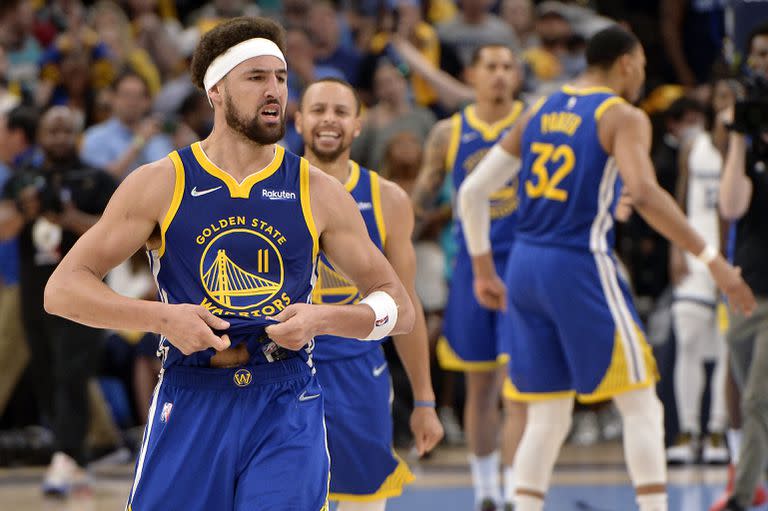 Klay Thompson (11), de los Warriors de Golden State, reacciona después de la victoria sobre los Grizzlies de Memphis en el Juego 1 de la serie de playoffs de segunda ronda, el domingo 1 de mayo de 2022, en Memphis, Tenn. (AP Foto/Brandon Dill)