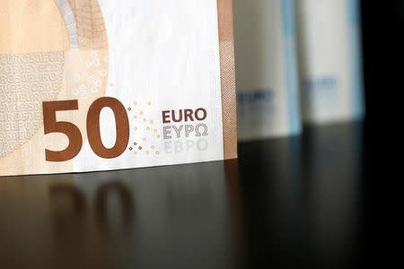 Euro reverses gains as renewed Italy fears weigh