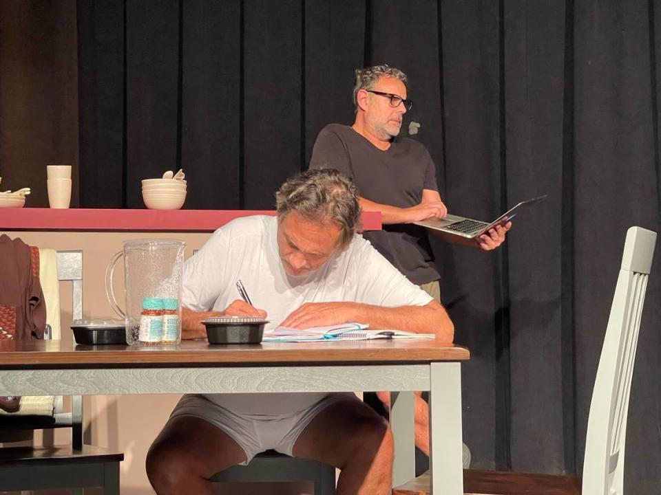 El actor Pablo Cunqueiro y detrás, el director Marcelo Maselli, durante un ensayo de la obra que se presentará en el teatro Goodlet, de Hialeah.