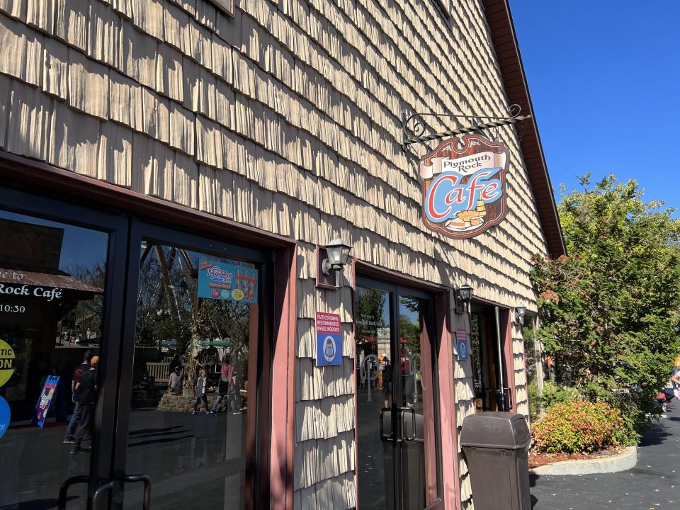 At Plymouth Rock Cafe, guests can choose from a variety of Thanksgiving side dishes like macaroni and cheese, green beans, corn and stuffing. And yes, there's also plenty of turkey. (Photo: Tarah Chieffi)