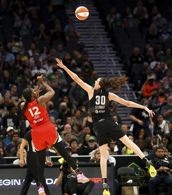 2022 年 9 月 6 日星期二，在西雅图举行的 WNBA 篮球季后赛半决赛第 4 场上半场，拉斯维加斯王牌队后卫切尔西·格雷（12 岁）射门击败西雅图风暴前锋布雷安娜·斯图尔特（30 岁）。 （美联社照片/林赛·沃森）