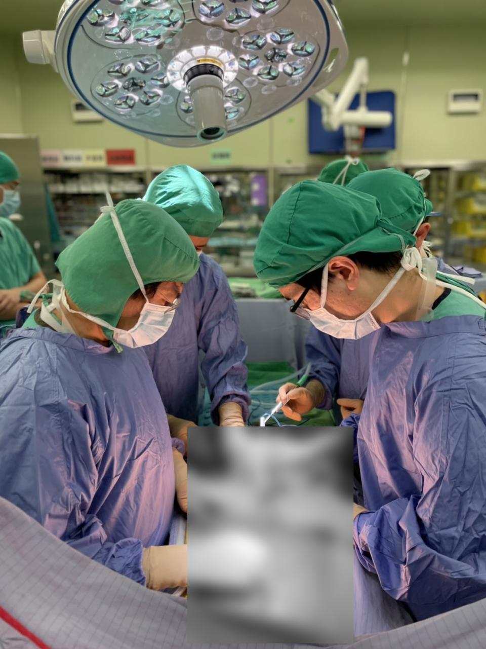 前花蓮慈院器官移植中心主任李明哲醫師(左)特別更改到台北的行程，留下來協助捐贈及移植手術。
