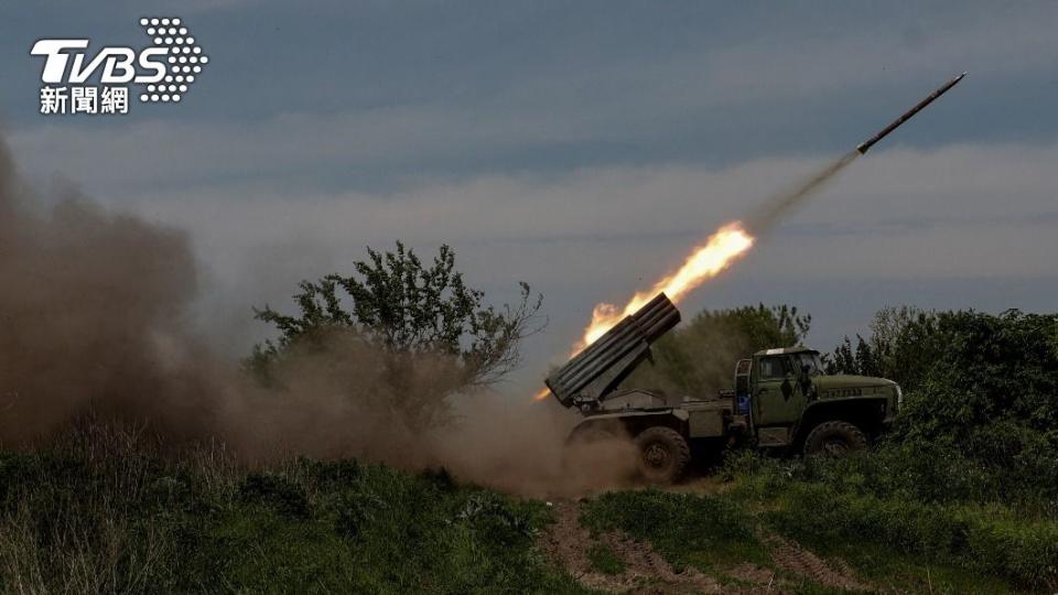 烏軍使用俄軍也擁有的BM-21 「冰雹」火箭炮進行反擊。（圖／達志影像路透社）