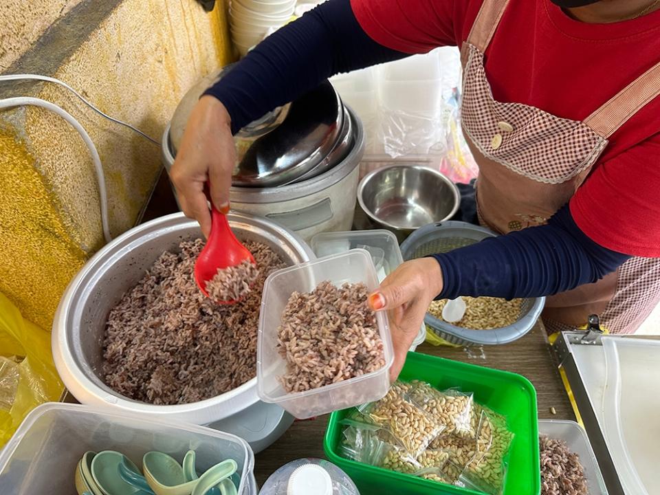 Select from brown or white rice for your 'lei cha'.