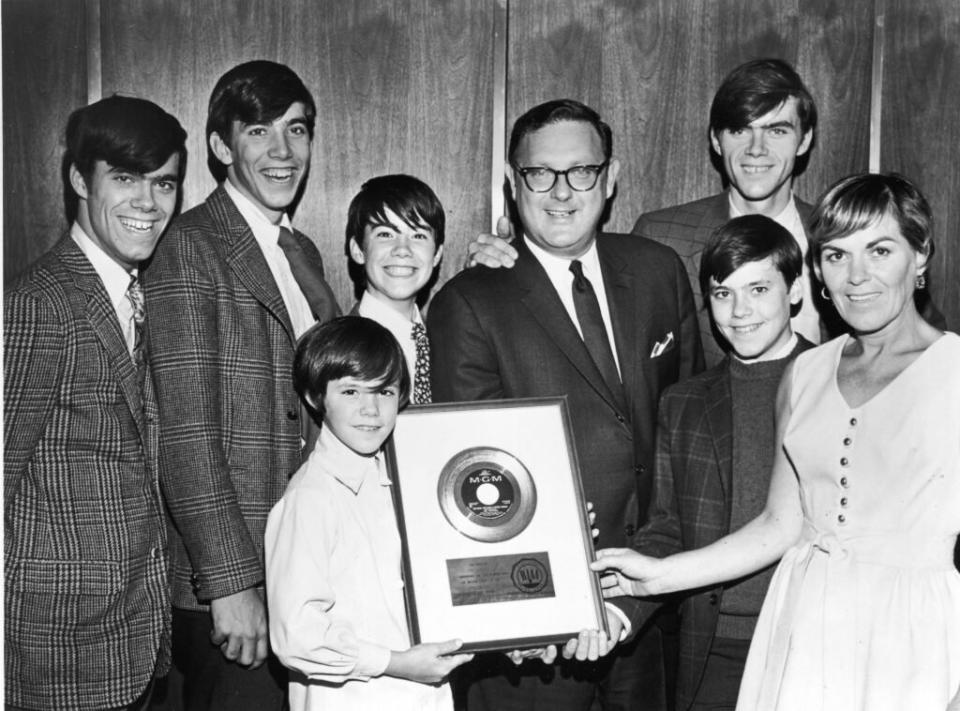 The Cowsills, with Mort Nasatir, President of MGM Records and their Gold Record Award, circa 1968. (Credit: Hulton Archive/Getty Images)
