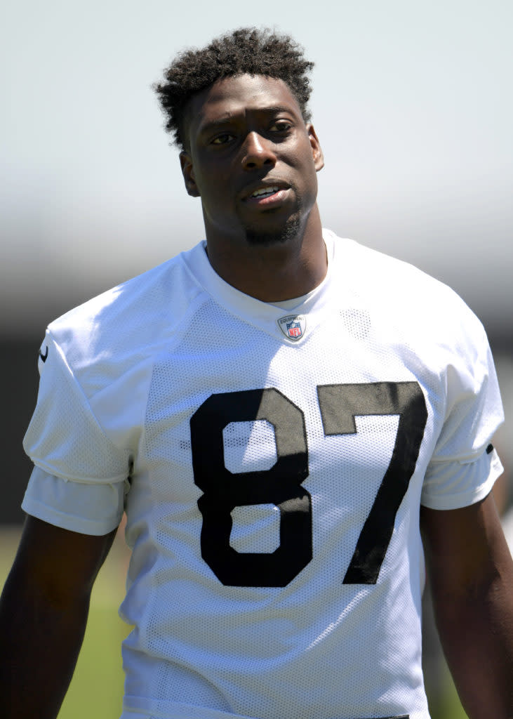 Raiders cut veteran TE Lee Smith, sign five draft picks