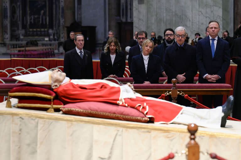 La primera ministra de Italia, Giorgia Meloni, en la capilla ardiente del Papa Emérito Benedicto XVI, en la basílica de San Pedro del Vaticano