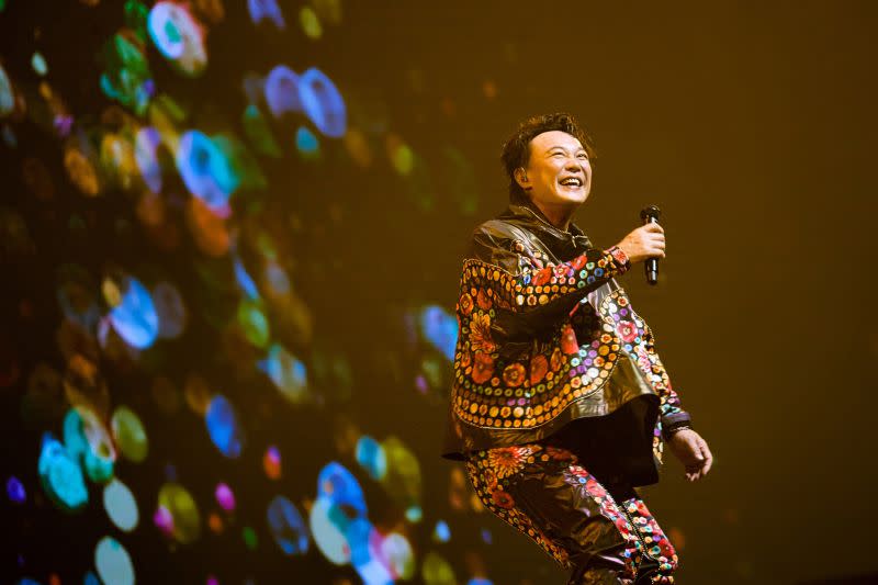 ▲陳奕迅自嘲2002年時，在台灣校園演唱會上摔倒撞傷睪丸的往事。（圖／環球音樂提供）