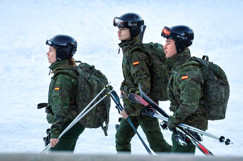 La princesa Leonor, en la nieve con sus compañeros durante sus primeras maniobras