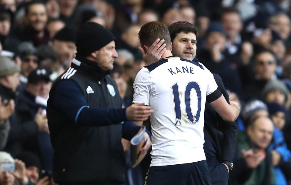 <p>Mauricio Pochettino congratulates Harry Kane</p>