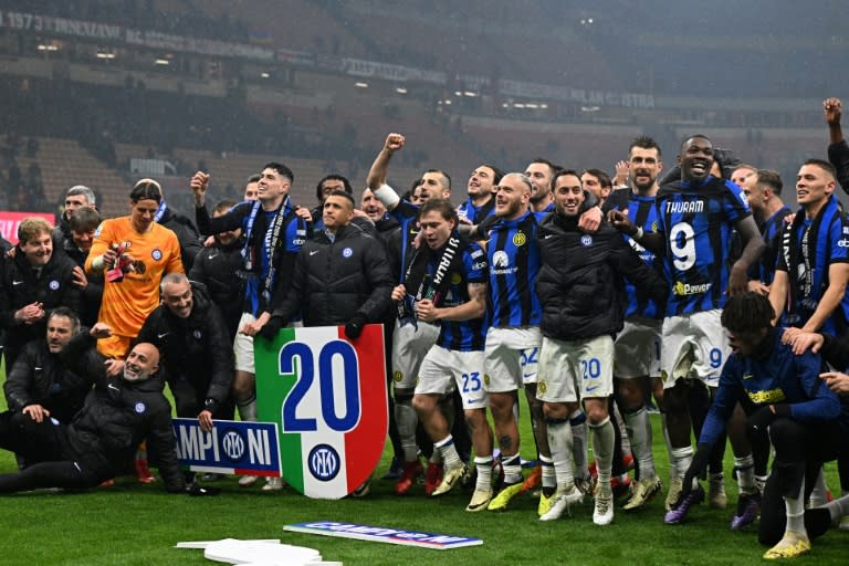 Los jugadores del Inter delebran el 20º título de la Serie A tras imponerse en el derbi al AC Milan, el 22 de abril de 2024 en el Estadio de San Siro de la capital lombarda (GABRIEL BOUYS)