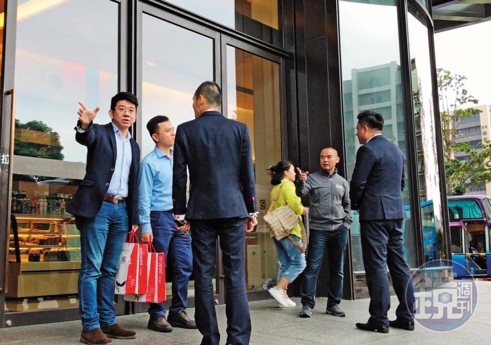海航集團高層15日參訪昇恆昌旗艦店，離開時手上多了伴手禮。