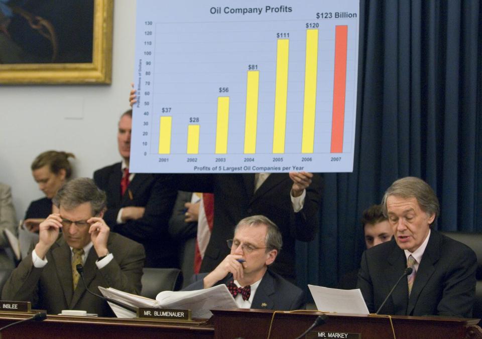 The House Energy Independence and Global Warming Committee investigated oil company profits and other issues relating to climate change. <a href="https://www.gettyimages.com/detail/news-photo/from-left-rep-jay-inslee-d-wash-and-rep-earl-blumenauer-d-news-photo/99576140" rel="nofollow noopener" target="_blank" data-ylk="slk:Bill Clark/Roll Call/Getty Images;elm:context_link;itc:0;sec:content-canvas" class="link ">Bill Clark/Roll Call/Getty Images</a>