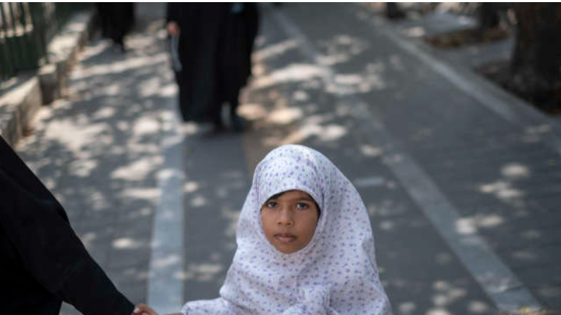 Depuis fin novembre 2022, plusieurs centaines de cas d’intoxication au gaz ont été signalés dans plus de 52 établissements iraniens, selon le décompte officiel. (Photo d’illustration d’une petite fille iranienne en Iran)