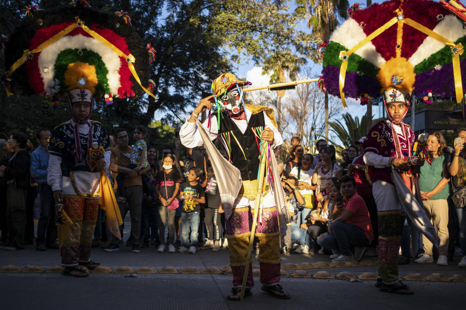 Personas desfilan durante el festival de la Guelaguetza en Oaxaca, México, el sábado 15 de julio de 2023. En el el evento promovido por el gobierno, 16 etnias indígenas y la comunidad afromexicana reivindican sus tradiciones a través de bailes, desfiles y venta de artesanías. (AP Foto/María Alférez)