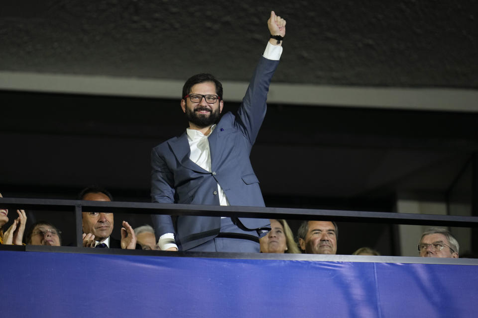 El presidente de Chile, Gabriel Boric, levanta el puño durante la ceremonia inaugural de los Juegos Panamericanos en el Estadio Nacional de Santiago, Chile, el viernes 20 de octubre de 2023. (AP Foto/Fernando Vergara)