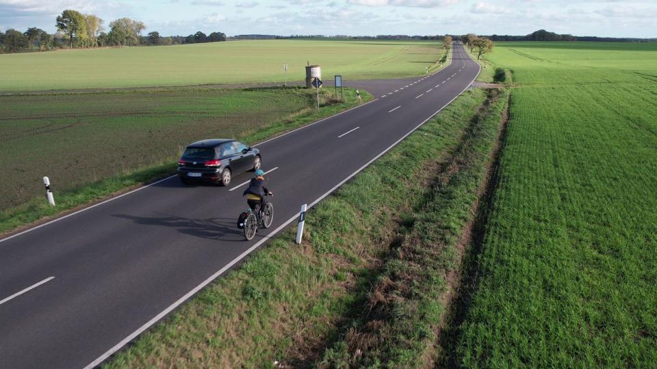 Abenteuer Landstraßradeln ohne Radweg: Oft halten vorbeiziehende Autos den vorgeschriebenen Sicherheitsabstand nicht ein. (Bild: ZDF / Felix Greif)