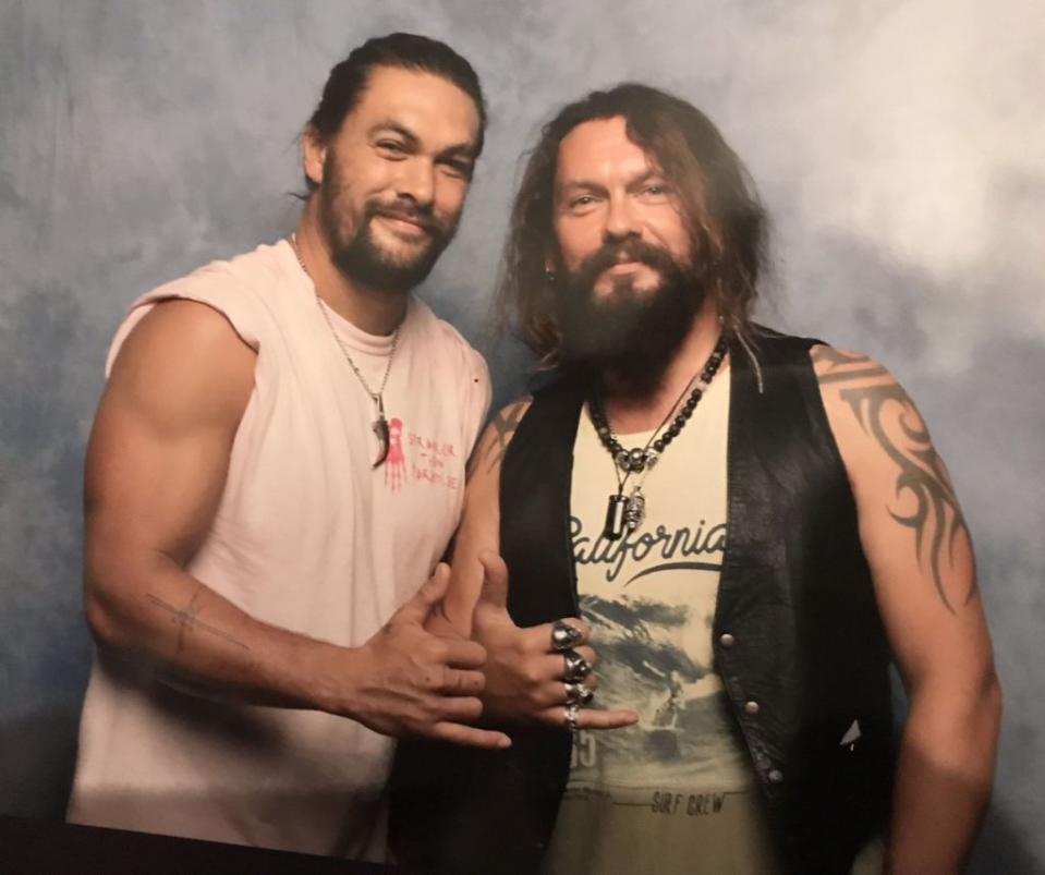 “When I met him [in passing] he just looked at me, stopped, tilted his head and went ‘woah,'” said Ian while describing his encounter with the real Momoa (right). “When I saw him 20 minutes later to get an autograph he said ‘man you could be my stunt double’. I said ‘yes please.'” Kennedy News and Media