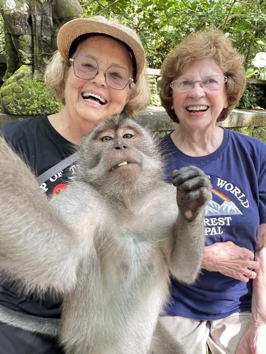 Sandra Hazelip y Eleanor Hamby en las cataratas Victoria de Zambia. (Eleanor Hamby vía The New York Times)
