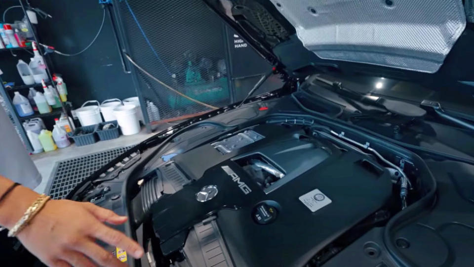 M-AMG S63 4Matic Coupe這款車搭載了4.0升V8雙渦輪增壓引擎，可以輸出612匹的最大馬力。(圖諞來源/ 翻攝自EMC YT)