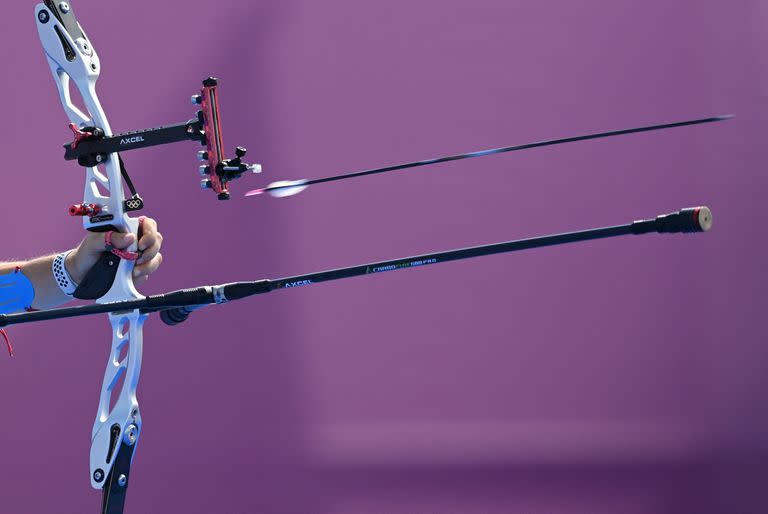La italiana Lucilla Boari compite en las eliminaciones individuales femeninas durante los Juegos Olímpicos de Tokio 2020 en el Yumenoshima Park Archery Field en Tokio el 29 de julio de 2021.
