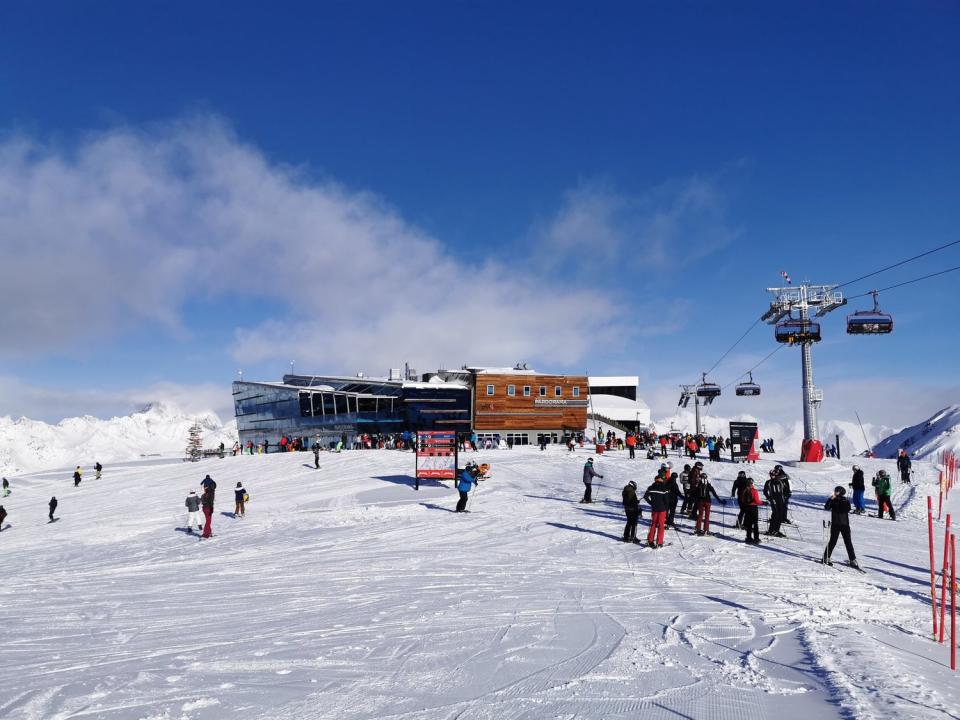 奧地利伊施格爾是阿爾卑斯山下著名的滑雪勝地，今年2月武漢肺炎疫情爆發時，仍有許多國際遊客造訪。   圖：翻攝自伊施格爾官方臉書