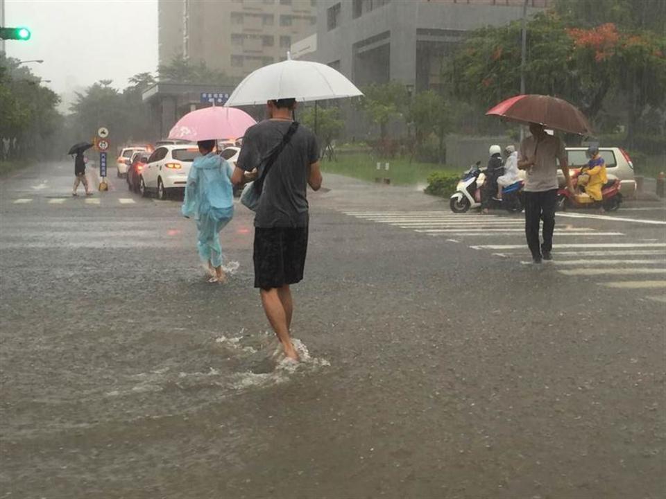 滯留鋒面影響，氣象局持續發布豪大雨特報，今(30)日午後全台多處大雨幾乎用倒的，梅雨鋒面預計在台灣上空滯留三天左右，將帶來明顯降雨。（本報系資料照）