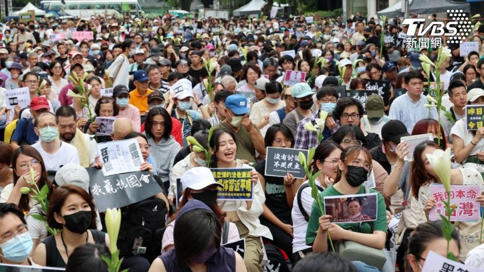 女網友抱怨遭青島東路文章洗版。（示意圖，非當事人／葉志明攝）