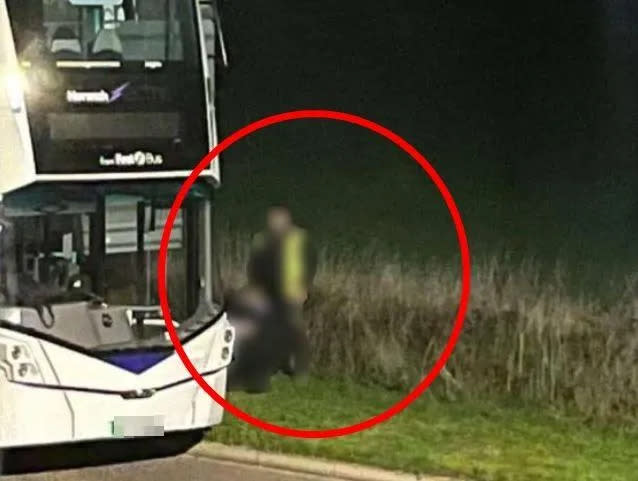 <strong>司機就站在公車旁與女伴發生性行為。（圖／翻攝自臉書）</strong>