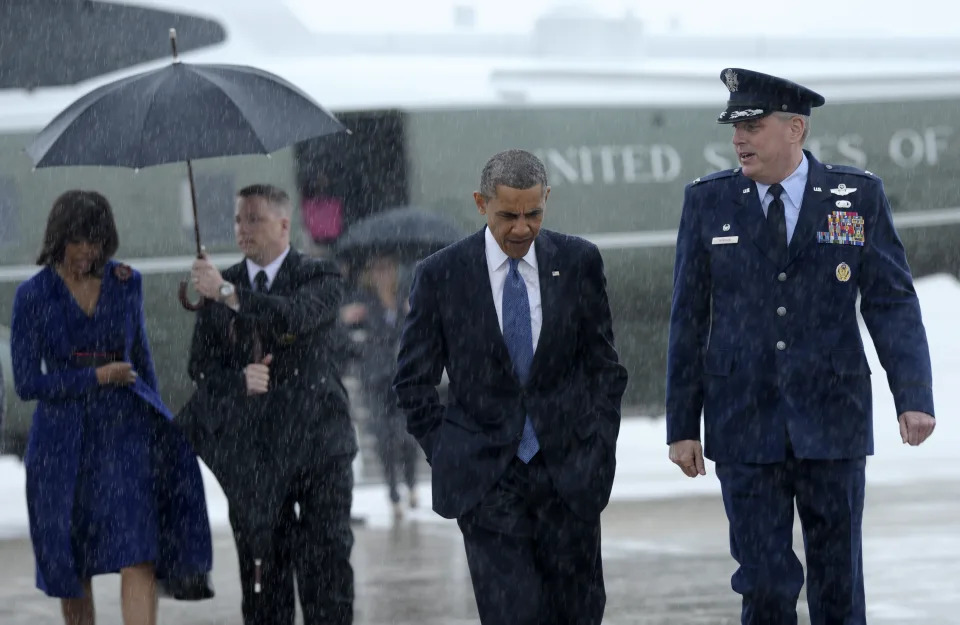 General Mike Minihan (direita) caminha com o ent&#xe3;o presidente dos EUA, Barack Obama (AP Photo/Susan Walsh)