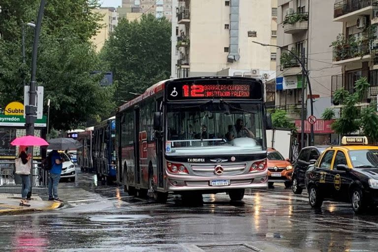 Este año, en la misma esquina de la foto anterior, el 12 continua circulando en su clásico recorrido entre Palermo y Barracas