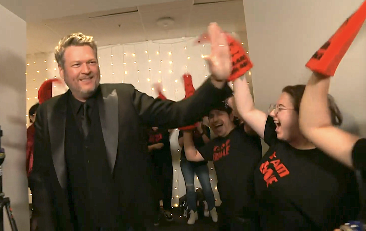 Blake Shelton greets his foam-fingered fans on his final episode of 'The Voice,' (Photo: NBC)