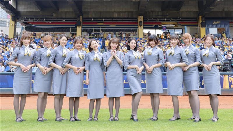 PS女孩在星宇航空主題日穿空服員制服跳開場舞。（圖／翻攝自PS女孩臉書）