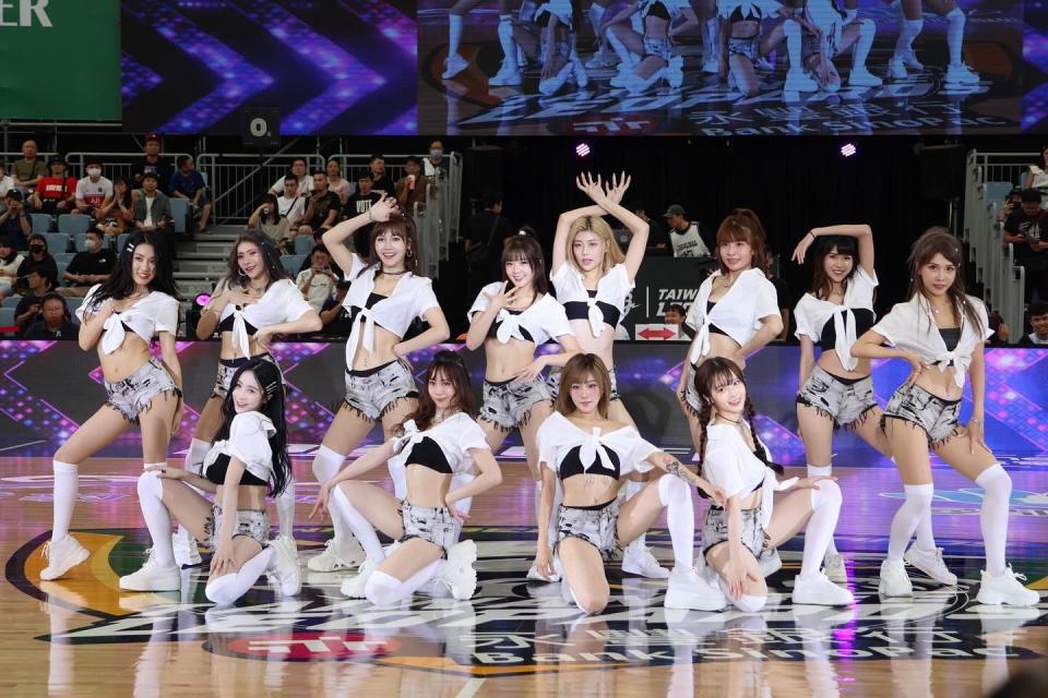 ▲台啤永豐雲豹專屬啦啦隊「Leopard Girls電豹女」舞藝精湛，正為打入冠軍賽做準備。