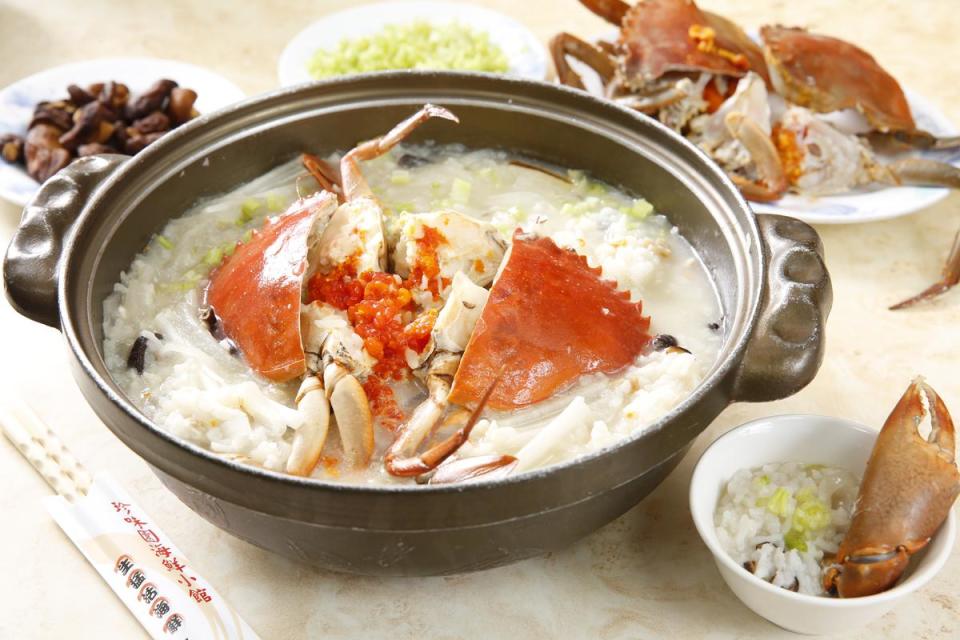 加蘿蔔、芹菜一起煮的「螃蟹粥」，清甜甘美，肥厚蟹黃已取出方便取用。（2,000元／份）