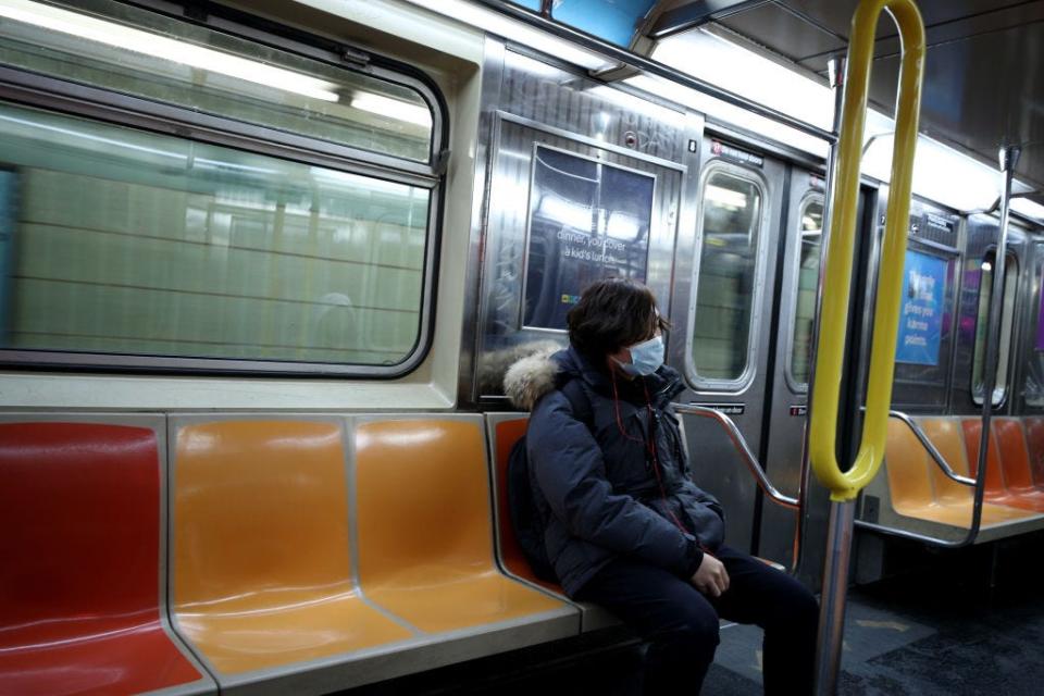 mask respirator coronavirus new york city subway