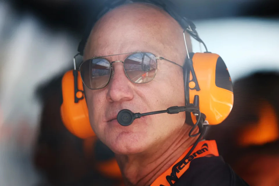 Jeff Bezos mira desde el pitwall de McLaren durante la práctica final antes del Gran Premio de F1 en el Autódromo Internacional de Miami . Foto de Dan Istitene - Fórmula 1/Fórmula 1 vía Getty Images