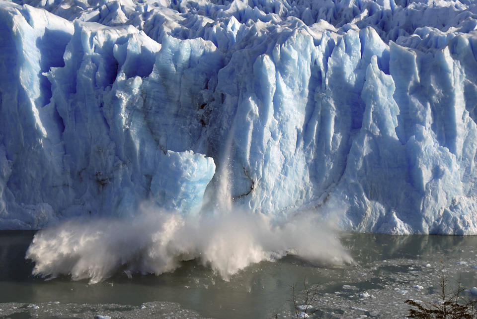 Gletscherschmelze, wie hier auf dem Bild zu sehen, ist eine Folge des Klimawandels. Um ihn aufzuhalten, setzen viele Menschen auf Geoengineering. Also Technologien, die das Klima verändern können. Foto: REUTERS / Andres Forza