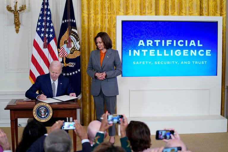 El presidente Joe Biden firma una orden ejecutiva sobre inteligencia artificial, en la Casa Blanca, el 30 de octubre de 2023. (AP Foto/Evan Vucci, Archivo)