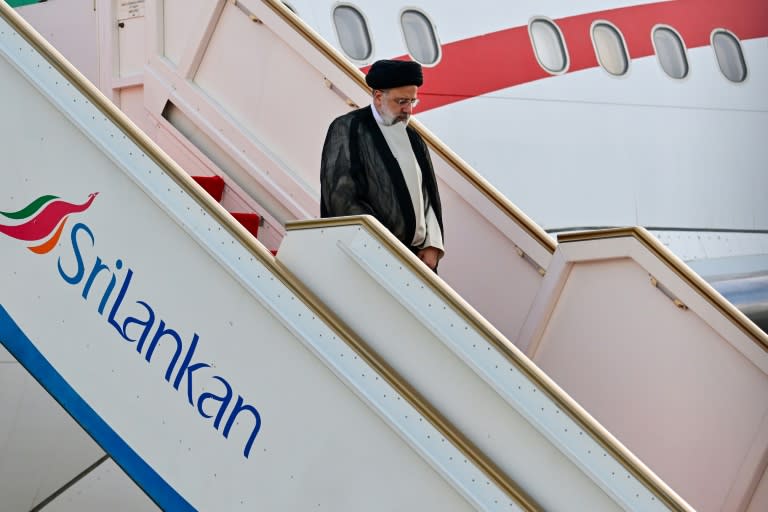 El presidente de Irán, Ebrahim Raisi, desembarca en el aeropuerto internacional de Bandaranaike, en Katunayake, cerca de Colombo, el 24 de abril de 2024 (Ishara S.Kodikara)