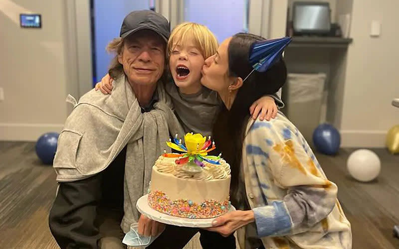 Mick Jagger con su pareja y su hijo pequeño 