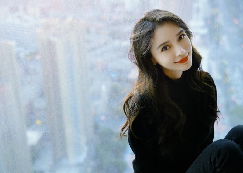 ▲Angelababy（楊穎）擁有混血美貌，舉手投足都充滿仙氣，而近日被拍到抽菸影片引起討論。（圖 / Angelababy工作室微博）