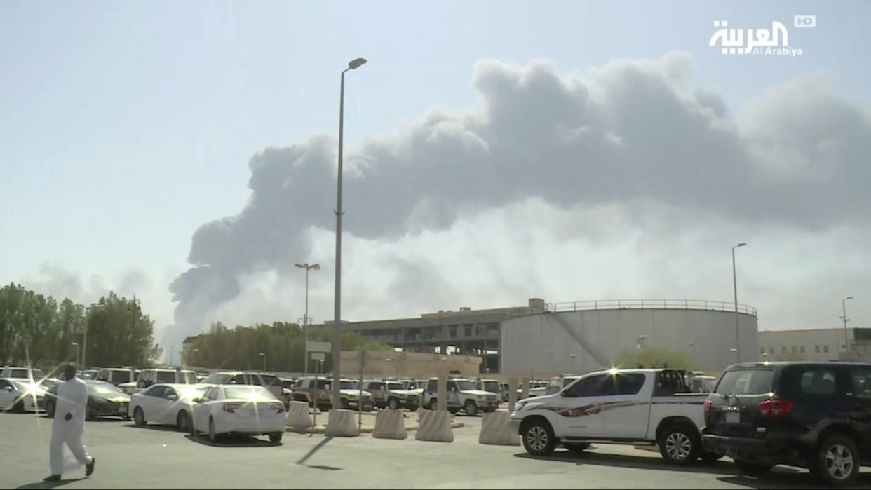 Ein Video-Standbild zeigt Rauchwolken, nachdem mehrere Drohnenangriffe unter anderem die größte Ölraffinerie in Saudi-Arabien getroffen und Brände ausgelöst haben. Foto: Al-Arabiya/AP