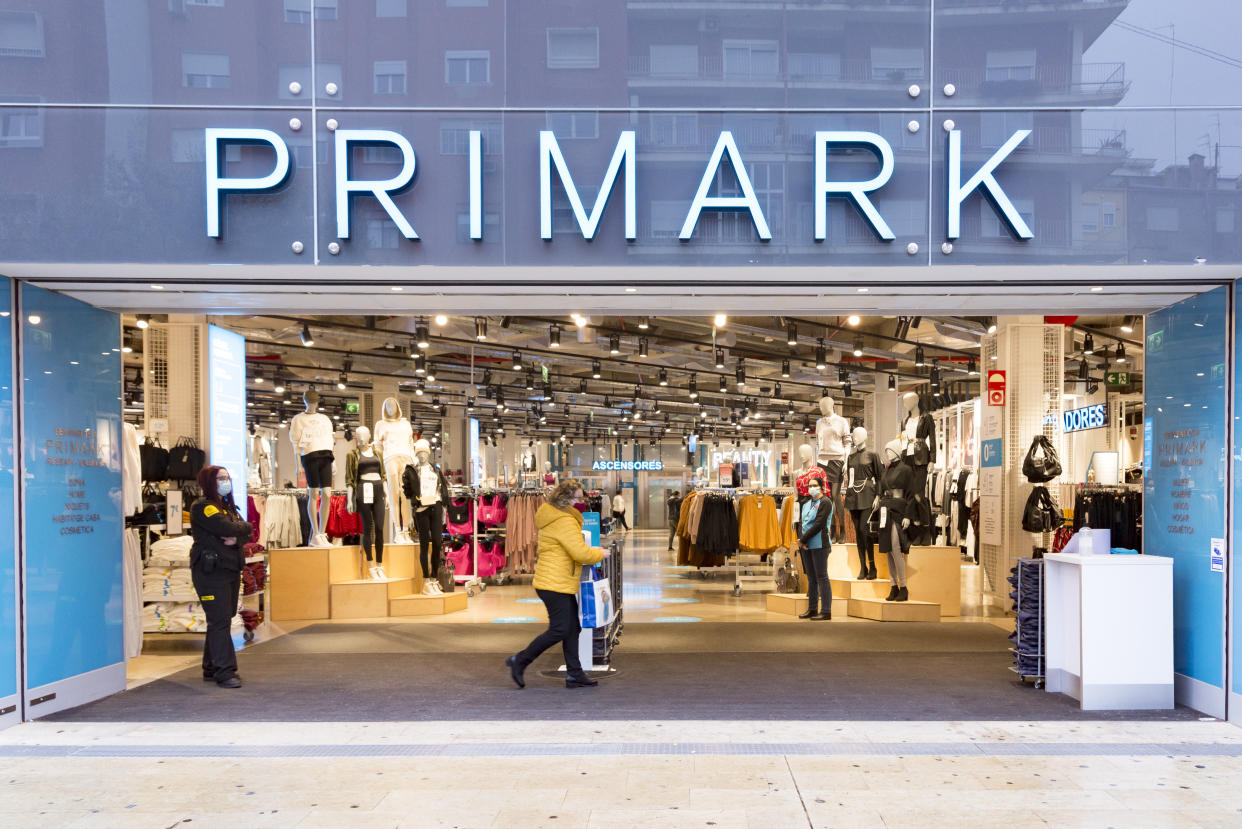 VALENCIA, SPAIN - 2021/01/08: People wearing face masks walk past a Primark store during the winter sales. In the last weeks of Christmas, the cases of Covid19 in Valencia have increased, this has caused the winter sales to begin accompanied by new anti-Covid measures that also affect the hospitality sector. Until January 31, bars and restaurants will close at 5pm and a maximum of four people will be allowed per table. The capacity is reduced to 30% in shops. (Photo by Xisco Navarro/SOPA Images/LightRocket via Getty Images)