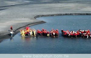 白沙屯媽祖潦過濁水溪。（圖／白沙屯媽祖婆網站）