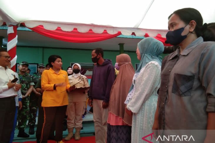BKKBN-Dharma Pertiwi TNI motivasi dan edukasi peserta KB di Kendari, Sulawesi Tenggara, Jumat (16/9/2022) (ANTARA/Harianto)