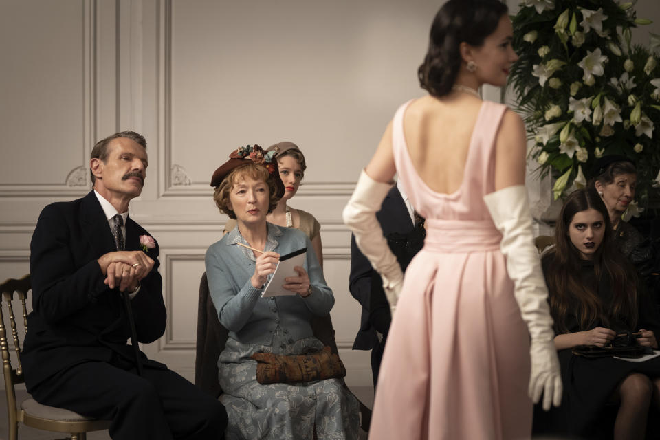 En esta imagen proporcionada por Focus Features Lambert Wilson, izquierda, y Lesley Manville en una escena de “Mrs. Harris Goes to Paris". (Liam Daniel/Focus Features vía AP)