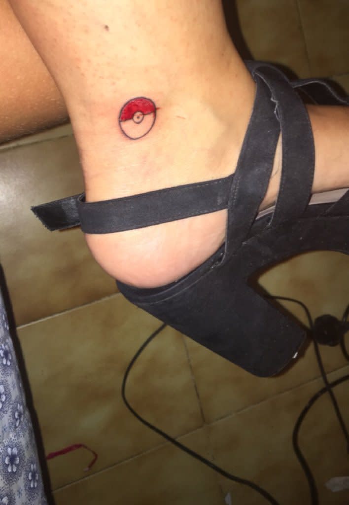 <p>Auch vor dem Party-Ort Magaluf macht der Pokémon-Hype nicht Halt. Wobei sich bei der Trägerin dieses Tattoos schon die Reue einstellt: „Blöde Idee… sieht aus, als hätte es ein Siebenjähriger gezeichnet“, kommentierte sie ihr Foto. (Bild: Twitter) </p>