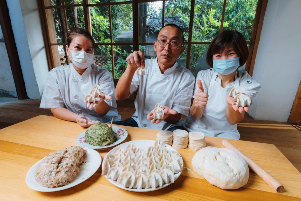 高雄眷村嘉年華推出百人齊心包餃子活動。   圖：高雄市文化局提供